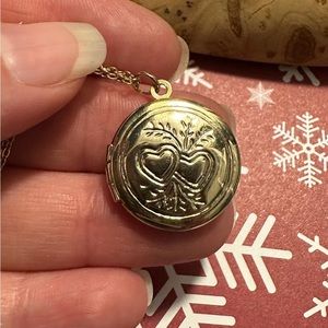 Vintage Golden Locket and chain -like new